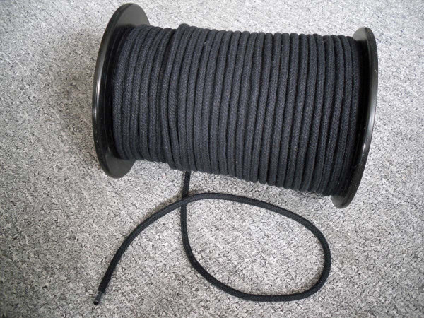 Schwarzes BDSM Seil